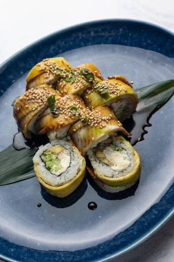 Japon mutfağı. Yılanbalıklı el yapımı suşi.