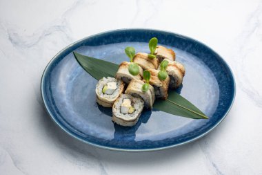Japon mutfağı. Yılanbalıklı el yapımı suşi.