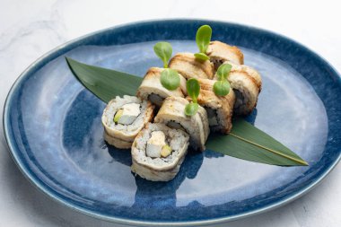 Japon mutfağı. Yılanbalıklı el yapımı suşi.