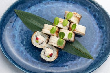 Japon mutfağı. Yılanbalıklı el yapımı suşi.