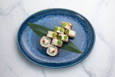 Japon mutfağı. Yılanbalıklı el yapımı suşi.