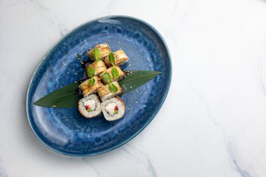 Japon mutfağı. Yılanbalıklı el yapımı suşi.