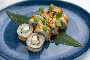 Japon mutfağı. Yılanbalıklı el yapımı suşi.