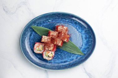 Japon mutfağı. Suşi, yılan balığı ve somonla yuvarlanır.