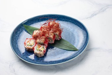 Japon mutfağı. Suşi, yılan balığı ve somonla yuvarlanır.