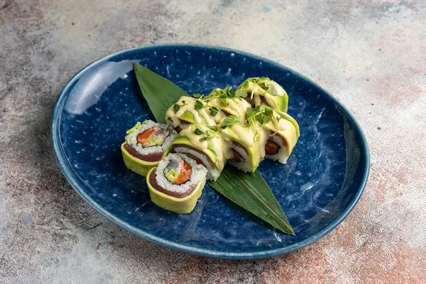 Japon mutfağı. Ton balığı ve avokado ile nefis rulo.