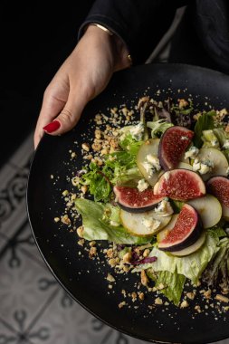 İncirli, armut ve fındıklı lezzetli salata.