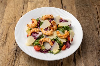 Karides, parmesan ve kiraz domatesli lezzetli salata.