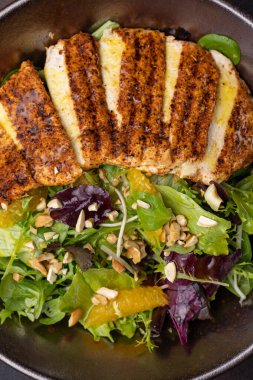 Tavuk, portakal ve roka ile nefis salata.