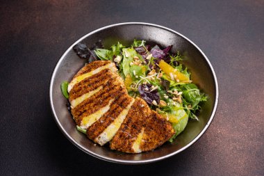 Tavuk, portakal ve roka ile nefis salata.