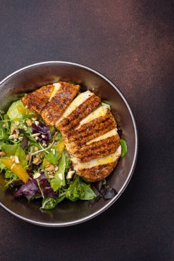 Tavuk, portakal ve roka ile nefis salata.