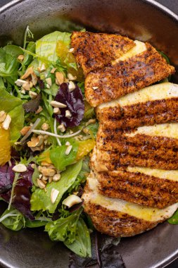 Tavuk, portakal ve roka ile nefis salata.