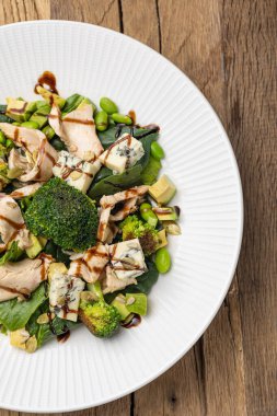 Etli ve mavi peynirli lezzetli salata.