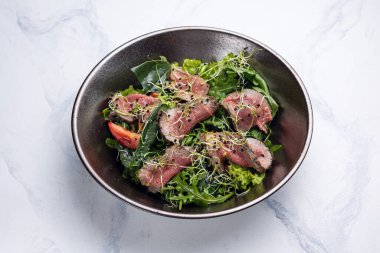 Et ve Arugula ile Lezzetli Salata