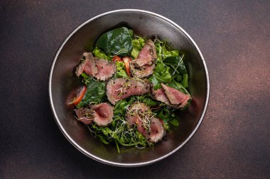 Et ve Arugula ile Lezzetli Salata