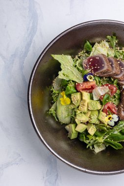 Ton balığı, avokado ve roka ile nefis salata.