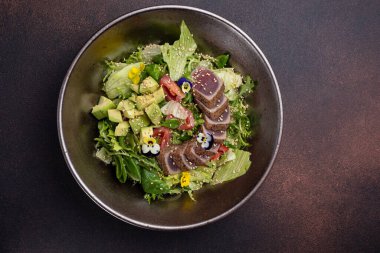 Ton balığı, avokado ve roka ile nefis salata.