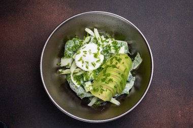 Yumurta, avokado ve salatalık ile nefis bir salata.