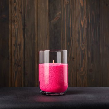 Parafin mumları koyu arkaplanda cam bir şişede.