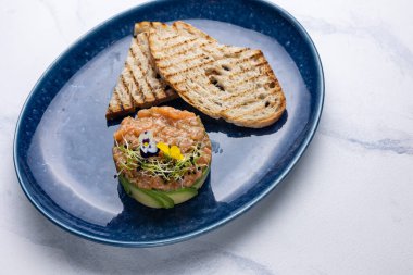 Tabakta taze Tatar. Yakın plan.