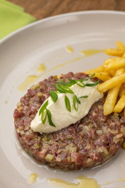 Tabakta taze Tatar. Yakın plan.