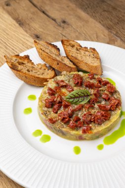 Tabakta taze Tatar. Yakın plan.