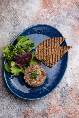 Tabakta taze Tatar. Yakın plan.