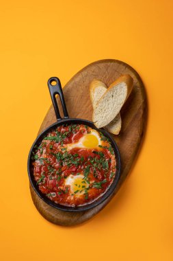 Kahvaltı - domatesli ve soğanlı kızarmış yumurta