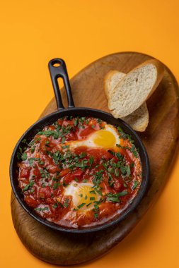 Kahvaltı - domatesli ve soğanlı kızarmış yumurta