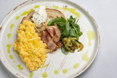 Lezzetli kahvaltı - peynirli omlet, tost ve et