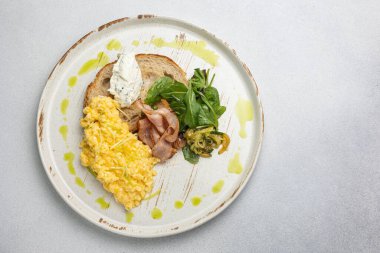 Lezzetli kahvaltı - peynirli omlet, tost ve et