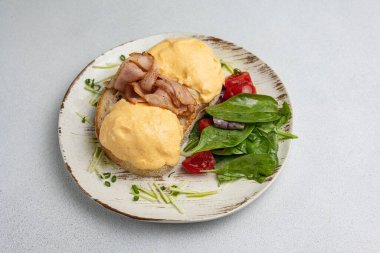 Lezzetli kahvaltı - Pastırmalı Benedict usulü yumurta ve domates