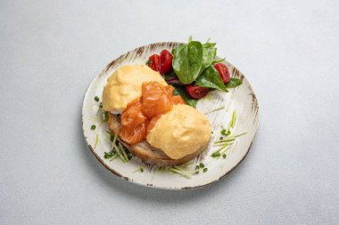 Lezzetli kahvaltı - Somon ve domatesli Benedict yumurtası
