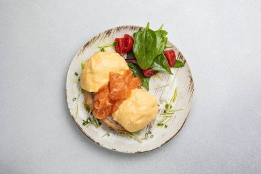 Lezzetli kahvaltı - Somon ve domatesli Benedict yumurtası