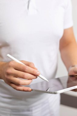 Diş sağlığı kliniği. Dişçinin parlak ofisi.