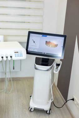 Diş sağlığı kliniği. Dişçinin parlak ofisi.