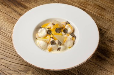 Mantarlı balkabağı gnocchi, yakın plan.