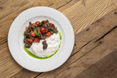 Kızarmış mevsimlik mantarlı salata, vişneli domates, stracciatella 