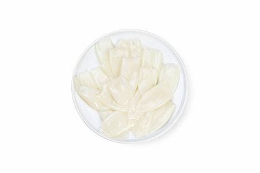 Beyaz tabakta deniz ürünleri. Beyaz arkaplan