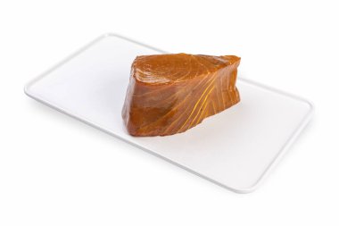 Balık dükkanından beyaz tabakta balık