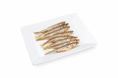 Balık dükkanından beyaz tabakta balık