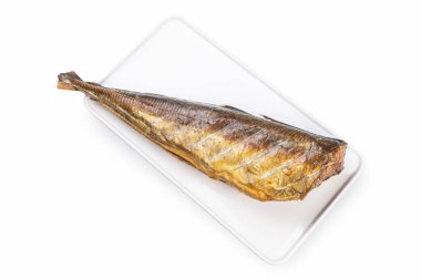 Balık dükkanından beyaz tabakta balık