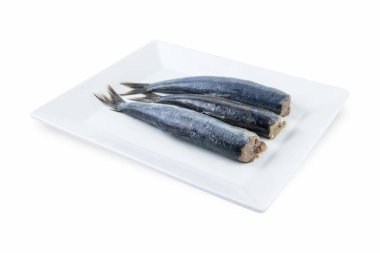 Balık dükkanından beyaz tabakta balık