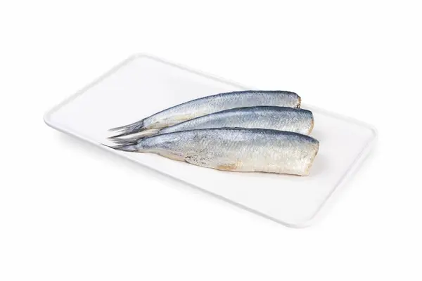 Balık dükkanından beyaz tabakta balık