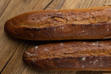 ahşap bir masa üzerinde taze pişmiş ekmek