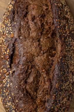 ahşap bir masa üzerinde taze pişmiş ekmek