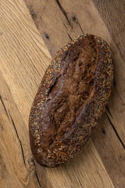 ahşap bir masa üzerinde taze pişmiş ekmek