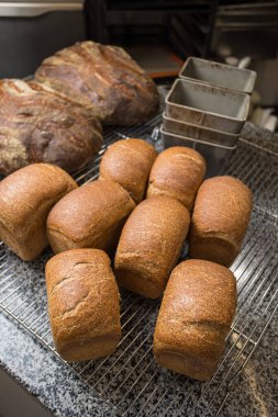ahşap bir masa üzerinde taze pişmiş ekmek