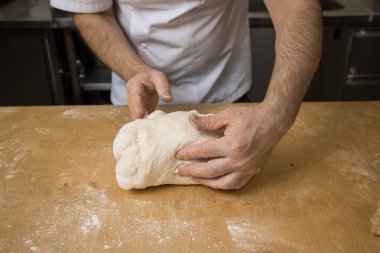 Fırıncı ekmek pişirmek için ekmek hazırlar.