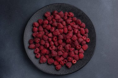 Koyu arkaplanda taze ahududu, yakın plan.